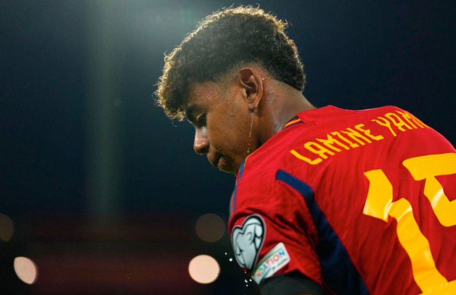 挣扎的蓝衣军团！意大利无缘直通世界杯，连续三届进入附加赛（蓝衣军团再陷困局：意大利无缘直通世界杯，连三届靠附加赛）