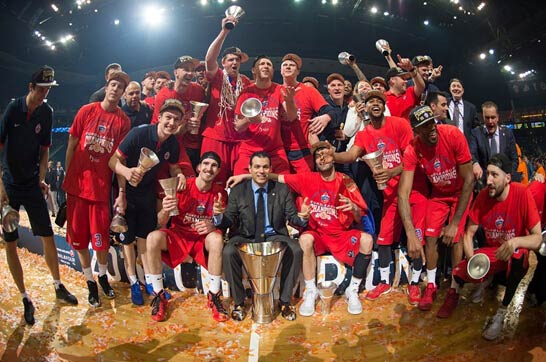 迪亚洛反击空中换手拉杆上篮，精彩瞬间引观众欢呼（迪亚洛快攻空中换手拉杆上篮命中，点燃全场欢呼）