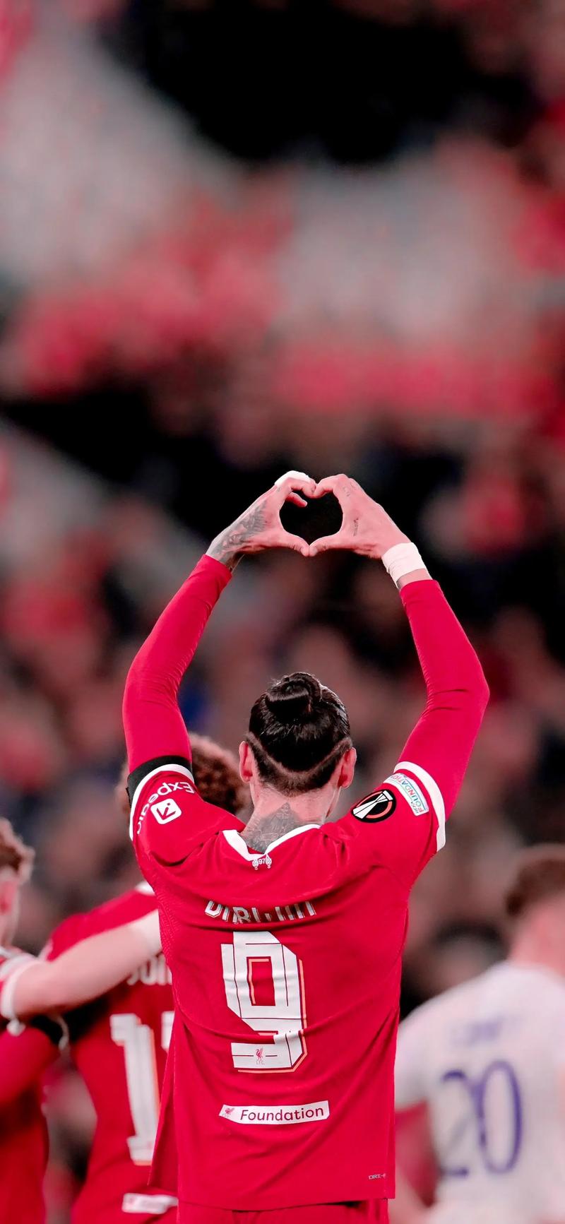 足球中超球队发布新赛季目标：冲击前四（中超球队公布新赛季目标：力争跻身前四）