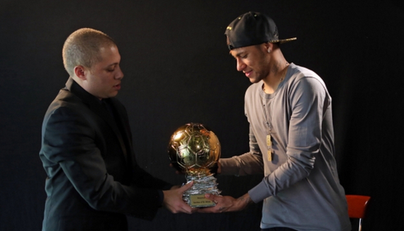 阿隆索驾车离开伯纳乌获皇马球迷力挺：耐心点，我们信任你！（伯纳乌外，皇马球迷为阿隆索打气：耐心点，我们相信你！）