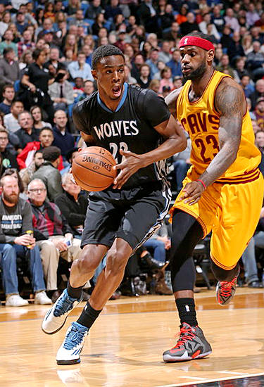 胡金秋展现高效状态，半场贡献10分2篮板（胡金秋高效发挥，上半场砍下10分2篮板）