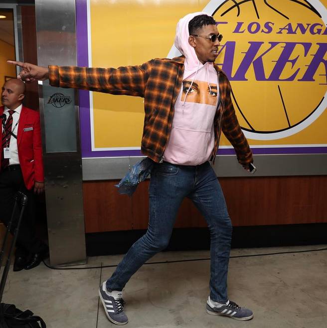 詹姆斯背后传球制造得分机会（詹姆斯背后妙传创造得分良机）