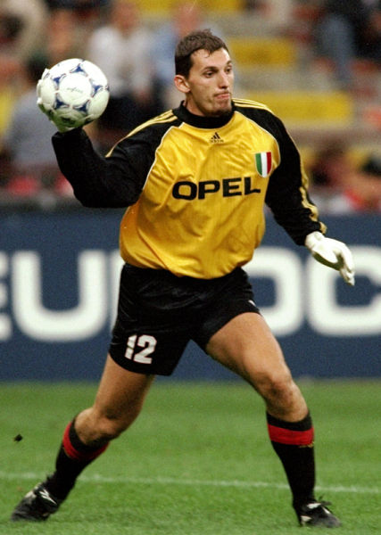 内马尔那些骚操作名场面瞬间，不愧是把任加足球发扬光大球星之一（内马尔花式操作名场面集锦，果然是将花式足球发扬光大的顶级球星之一）