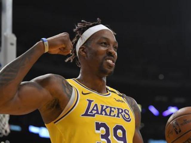 倒也没给外人！米切尔突破分球 直接传给替补席的队友（好在没给对手！米切尔突破分球竟直接传到替补席队友）