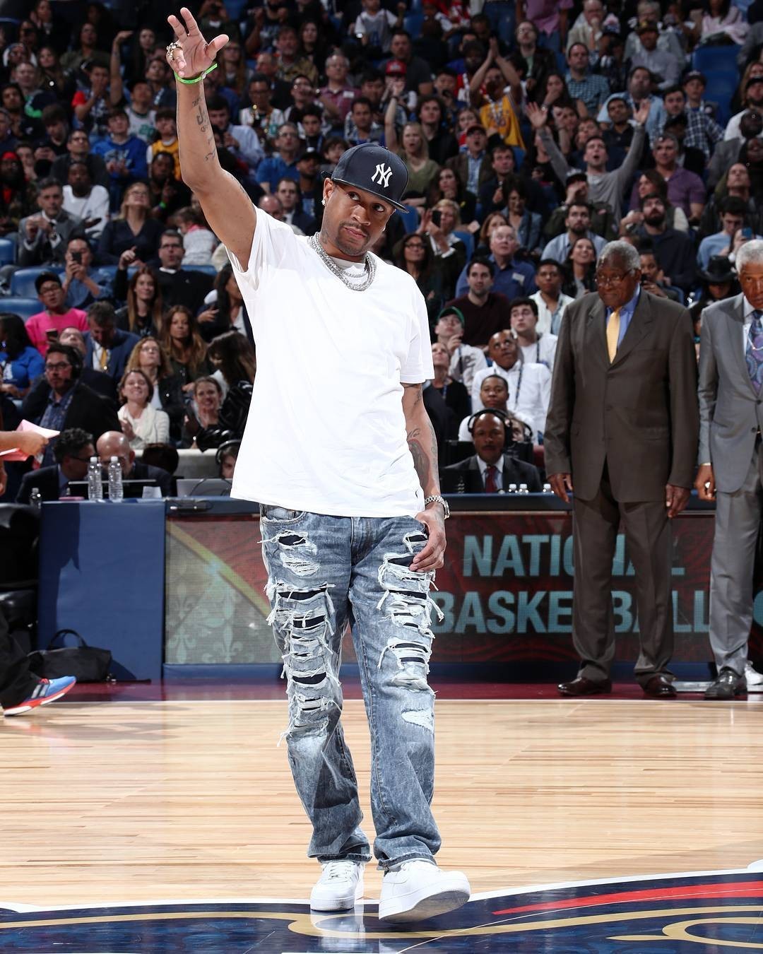 “高尔夫皇帝”伍兹称“腰部恢复速度不快…回归赛场时间未定”（伍兹：腰伤恢复缓慢，复出时间未定）