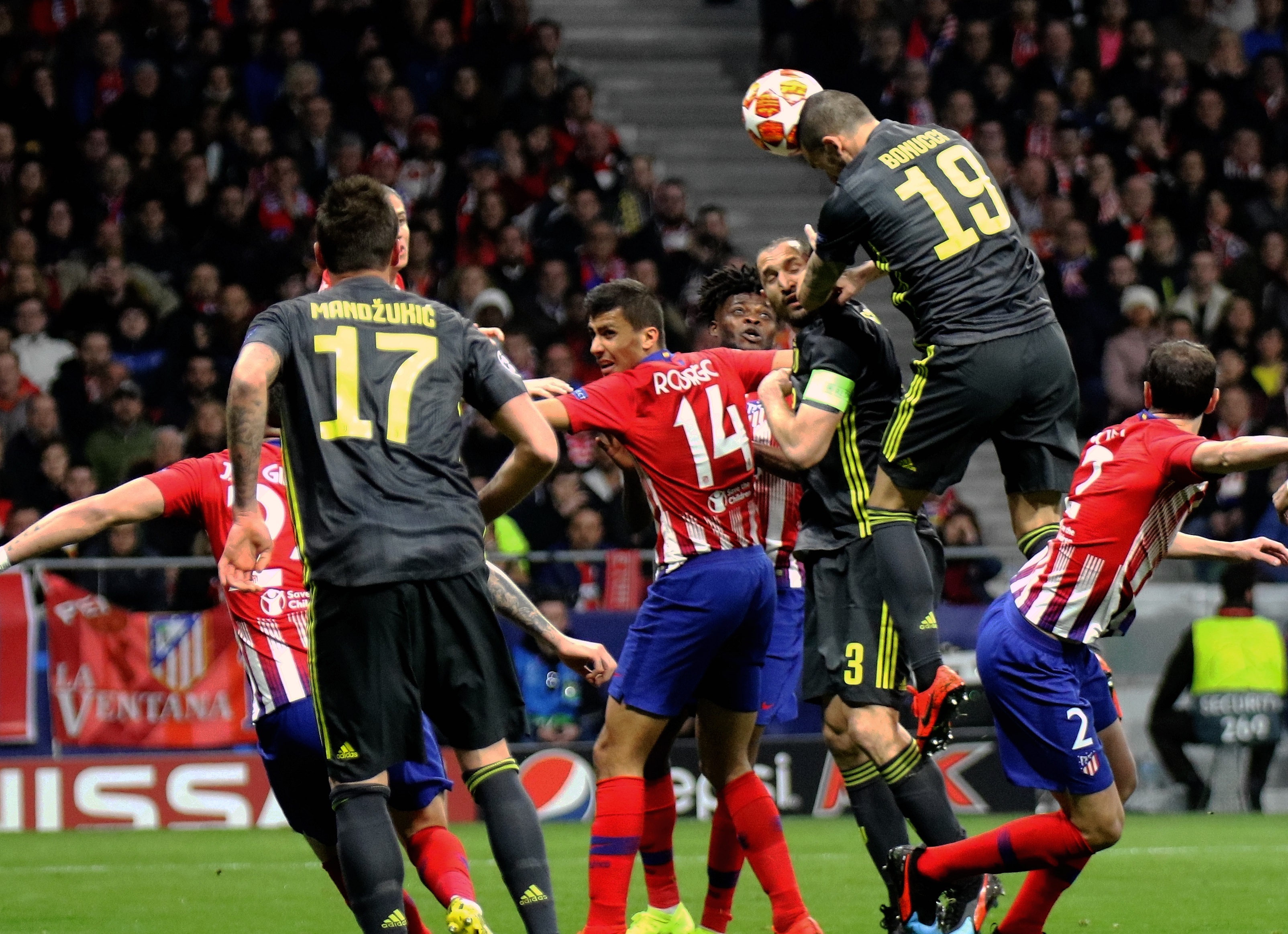 父亲：圣地亚哥从未讨论过离开的可能性，他在米兰很开心（父亲：圣地亚哥从未提及离队，他在米兰过得很开心）