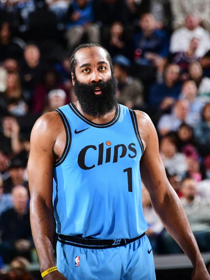 国安备战足协杯决赛，法比奥入选，韩佳奇随队助战，球队士气高昂。（国安剑指足协杯决赛：法比奥入列，韩佳奇随队压阵，士气如虹）