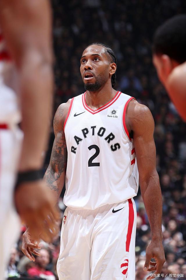 成都蓉城教练组现场观战中韩战，徐正源、金亨镒在场（中韩之战看台现身：成都蓉城教练组观战，徐正源、金亨镒到场）